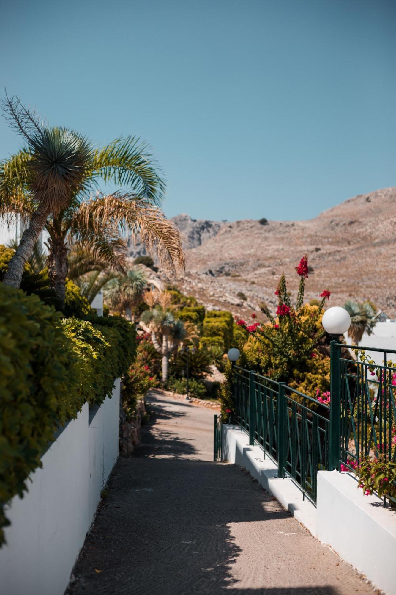 Aparthotel Lambis &