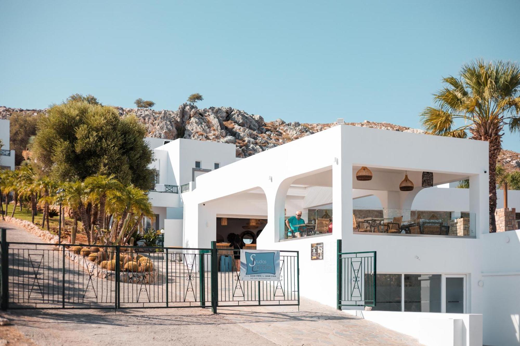 Aparthotel Lambis & 3*