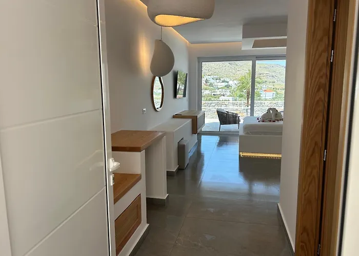 Lambis Studios & Apartments